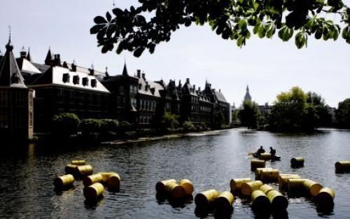 DEN HAAG - Actievoerders van Greenpeace hebben woensdag in de Hofvijver in Den Haag tweehonderd drijvende lege vaten kernafval gedumpt. Het gaat om een demonstratie, enkele uren voor even verderop de Tweede Kamer debatteert over de kerncentrale Borssele. 