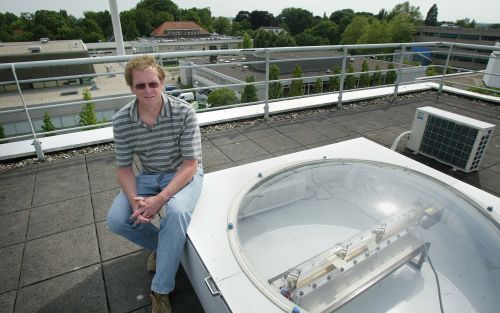 WAGENINGEN â€“ Op het dak van een universiteitsgebouw in Wageningen test prof. dr. ir. RenÃ© Wijffels zijn recente vinding: een zonnecollector voor al gen. Het apparaat moet de productie van algen zo’n tien keer versnellen vergeleken met gangbare kweekmet