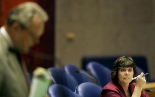 DEN HAAG - Minister Verdonk (Vreemdelingenzaken en Integratie) luistert donderdag naar de woorden van Klaas de Vries (PvdA) tijdens het spoeddebat over de Congolese asielzoekers in de Tweede Kamer in Den Haag. De PvdA blijft erbij dat de minister moet aft