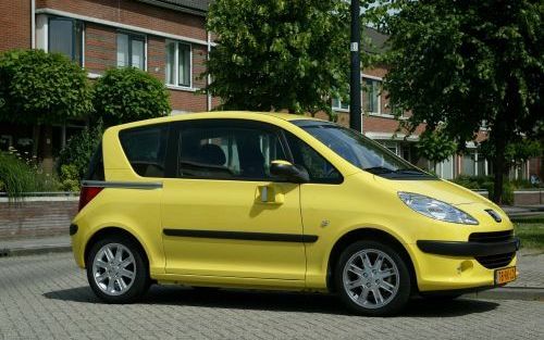 De nieuwe Peugeot 1007 heeft een uniek uiterlijk en biedt â€“door de schuifdeurenâ€“ een praktische toegang tot het interieur. Foto\'s RD, Anton Dommerholt