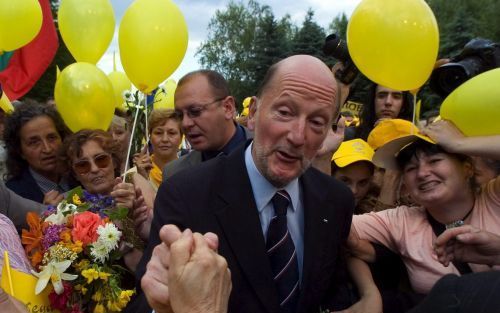 De Bulgaarse premier Simeon II praat met zijn aanhangers tijdens een verkiezingscampagne in de Bulgaarse hoofdstad Sofia. Foto EPA