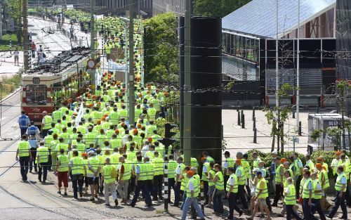 DEN HAAG â€“ Ongeveer 10.000 boze politieagenten demonstreerden donderdag in Den Haag. Ze floten minister Remkes van Binnenlandse Zaken voor zijn departement massaal uit. De agenten sloten daarmee een twaalfdaagse estafetteactie af waarmee ze protesteerde