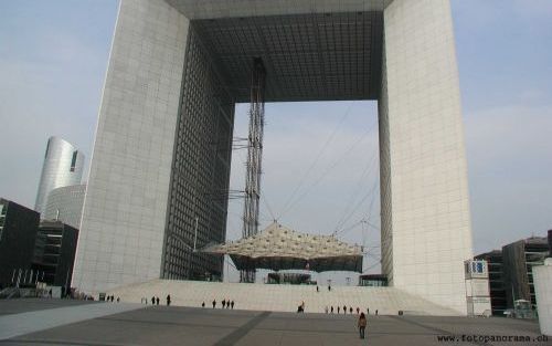 „De cultuurfilosoof Weigel presenteert een meesterlijke analyse van de huidige toestand van Europa. Hij vergelijkt de Parijse Grande Arche de la Defense (foto) met de kathedraal Notre Dame.” Foto Fotopanorama.ch