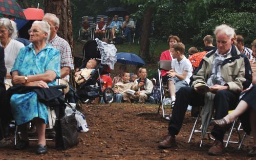 ZEIST â€“ De zendingsdag van de christelijke gereformeerde classis Utrecht kon zaterdag, ondanks de wat sombere vooruitzichten, toch weer in de open lucht worden gehouden. Ds. B. de Romph uit Noordeloos merkte op dat de aanwezigen nog comfortabel zaten ve