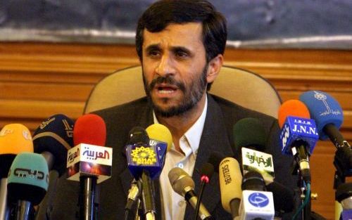 TEHERAN â€“ De winnaar van de Iraanse presidentsverkiezingen, Mahmud Ahmadinejad, gaf zondag een persconferentie waarin hij onder andere zei dat Iran zijn kernprogramma zal voortzetten. Foto EPA