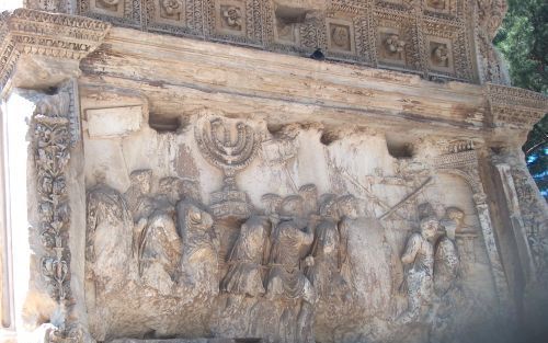 ROME â€“ Op de Titusboog in Rome is duidelijk zichtbaar dat de soldaten van Titus de menora uit de tempel van Jeruzalem naar Rome voeren. Foto RD