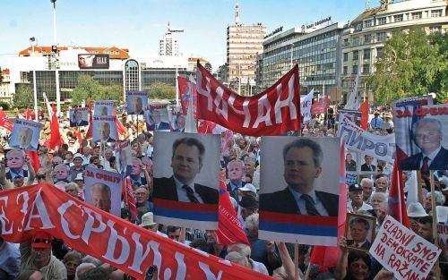 BELGRADO â€“ Aanhangers van de voormalige Joegoslavische president Slobodan Milosevic gingen dinsdag met foto’s van hun oud leider in Belgrado de straat op. Het was dinsdag vier jaar geleden dat Milosevic in het geheim werd uitgeleverd aan het JoegoslaviÃ