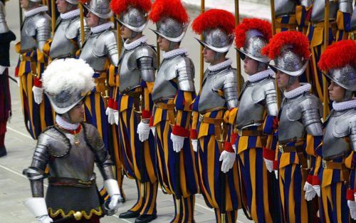 VATICAANSTAD â€“ Nieuwe leden van de Zwitserse Garde, de persoonlijke lijfwacht van de paus, leggen de eed af. Ieder jaar op 6 mei vindt deze ceremonie plaats. Dit en volgend jaar herdenkt de garde zijn 500 jarig bestaan. Foto EPA