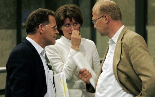 DEN HAAG - Staatssecretaris Van der Laan (M) donderdagnacht in gesprek met de kamerleden Bakker (D66,links) en Atsma (CDA, rechts) na afloop van het spoeddebat over het omroepbestel. Van der Laan (Media) is niet overtuigd door de kritiek op haar plannen o