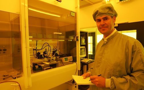 EINDHOVEN â€“ Vice president Hans Hofstraat van Philips Research in een ”clean room” (een steriele kamer) op de hightechcampus van Philips in Eindhoven. Het elektronicaconcern loopt op het gebied van nanotechnologie in Nederland ver voorop. Hofstraat voor