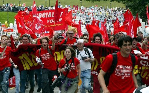 EDINBURGH &#61559;â€“ Ruim 200.000 mensen liepen zaterdag mee in de Make Poverty History mars in de Schotse hoofdstad Edinburgh. Vanaf woensdag vergaderen de zeven invloedrijkste industrielanden en Rusland in het Schotse Gleneagles. Armoede is een van de 