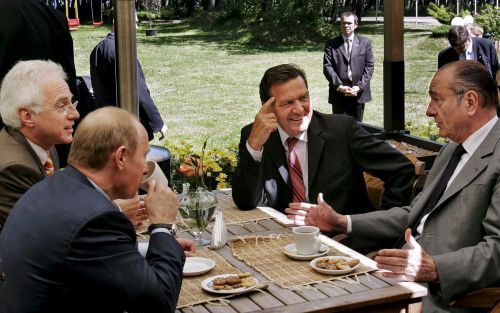 SVETLOGORSK â€“ De Russische president Vladimir Poetin (tweede van links) in gesprek met de Duitse bondskanselier Gerhard SchrÃ¶der (tweede van rechts) en de Franse president Jacques Chirac (geheel rechts) in Svetlogorsk, even buiten de Russische enclave 