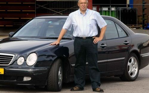 RENSWOUDE â€“ G. Vlastuin uit Renswoude werd vorige week in zijn Mercedes aangereden door een 57-jarige automobiliste die er na de aanrijding vandoor ging. De schade bedraagt 3000 euro. De Renswoudenaar zette direct de achtervolging in. „Ik heb het gas be