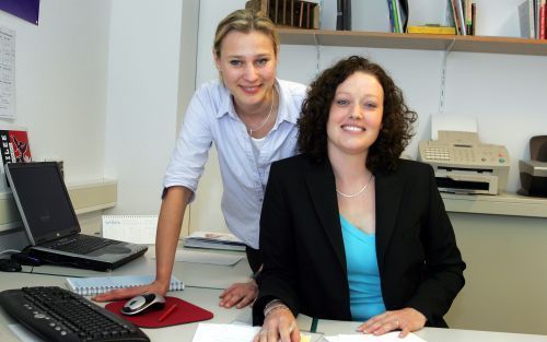 ANDIJK â€“ Maeike Kramer (28; rechts op de foto) is sinds november directeur van Jubilee Campaign Nederland. De stichting houdt zich bezig met lobby werk, handtekeningenacties en onderzoek op het terrein van de mensenrechten. Recent kreeg Kramer versterki