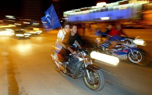 DURRES â€“ Aanhangers van de Albanese Democratische Partij reden maandagavond rond op motorfietsen om de verkiezingszege te vieren die ze voor hun partij claimen. De uitslag van de stemming van afgelopen zondag zou echter op zijn vroegst vandaag bekend wo