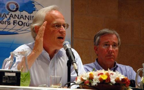 JERUZALEM â€“ De Amerikaanse Midden Oostendeskundigen Martin Indyk (l.) en Dennis Ross (r.) stonden maandag de pers te woord over de plannen voor de IsraÃ«lische terugtrekking uit de Gazastrook. Foto Alfred Muller