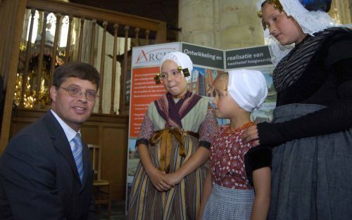 GOES â€“ Premier Balkenende heeft dinsdag in Goes het vernieuwde Historisch Museum de Bevelanden officieel heropend. Dat deed hij door een schilderij met een afbeelding van zichzelf op te hangen. De premier ging ook nog even op de foto met de zusjes Van D