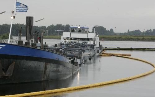 HAAFTEN â€“ Door een stuurfout is woensdagmorgen een binnenvaarttanker, geladen met stookolie, tegen een krib in de Waal bij Haaften gevaren. Door het gat in de romp dat ontstond, lekten tientallen tonnen stookolie in de rivier. De schipper kreeg een proc