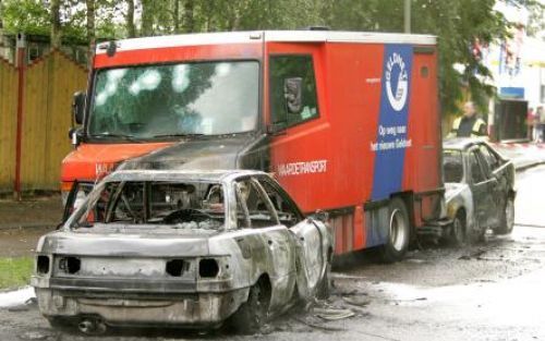 STEIN - De twee overvalwagens die een geldtransport van Geldnet klem reden in Stein, zijn totaal uitgebrand. Vier overvallers slaagden er niet in om er met het geld vandoor te gaan. Foto ANP