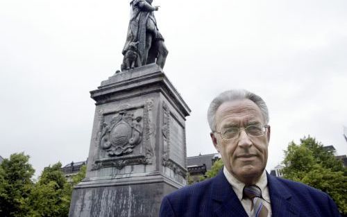 DEN HAAG â€“ Fractievoorzitter W. Pijl van de Haagse ChristenUnie/SGP fractie voor het standbeeld van Willem van Oranje op het Plein. Pijl wil dat er meer uitleg komt bij beelden in de binnenstad. Foto Gerhard van Roon