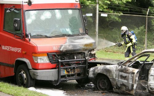 STEIN â€“ Kogelinslagen op de voorruit van een geldwagen. Het lukte vier overvallers woensdag in het Limburgse Stein ondanks veel geweld niet om een geldtransport te beroven. Foto ANP