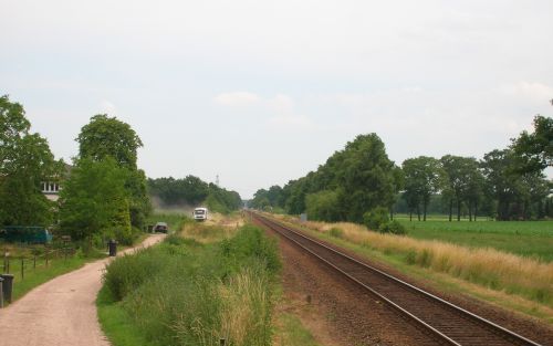 GOOR â€“ In de Twentse dorpen Goor en Delden is onrust ontstaan omdat sinds april dagelijks een zware goederentrein in de avonduren en soms zelfs ’s nachts over het boemellijntje door de kernen rijdt. Vooral bewoners van de Wachtpostdijk (l.) zeggen veel 