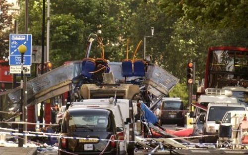 LONDEN - Een van de explosies verwoestte donderdagmorgen een Londense dubbeldekker. Foto: EPA