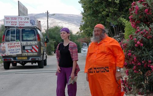 SANUR â€“ Miriam Adler (l.) en Shaul Halfar zijn niet van plan de joodse nederzetting Sanur, in het noorden van de Westelijke Jordaanoever, te verlaten. Foto Alfred Muller