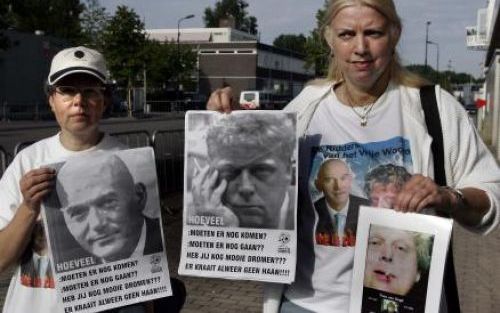 AMSTERDAM - Enkele sympathisanten van Theo van Gogh staan maandagochtend bij het extra beveiligde gerechtsgebouw in Amsterdam-Osdorp. Ze noemen zich vrienden van Pim Fortuyn en willen steun betuigen aan de familie van Van Gogh. Foto ANP