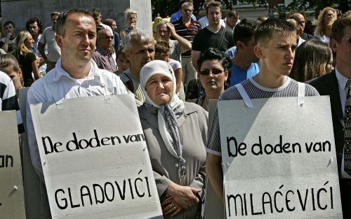 DEN HAAG - Maandag is op het Plein in Den Haag de val van Srebrenica herdacht. Precies tien jaar geleden moesten Nederlandse VN-militairen de enclave, onder druk van het Bosnische-Servische leger opgeven. Foto ANP