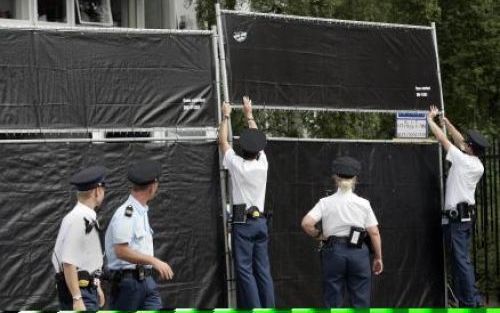 AMSTERDAM - Politieagenten bevestigen maandag grote schermen rond de toegangspoort van het extra beveiligde gerechtsgebouw in Amsterdam-Osdorp. Het scherm moet familieleden en vrienden die de bunker, waar maandag de inhoudelijke behandeling plaats vond va