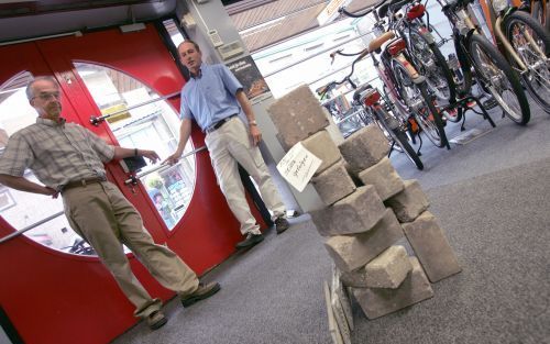 De gebroeders Verschoor van de gelijknamige winkel in Ridderkerk zijn de reeks inbraken van de afgelopen weken meer dan beu. Foto Rob Kamminga