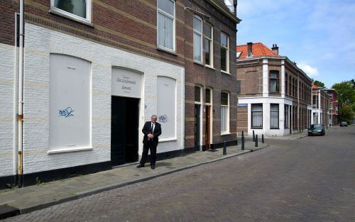 DEN HAAG â€“ Koster en preeklezer G. Huisman: „De buurt rond de Gaslaankerk is niet echt vijandig. Er is onder een dienst wel eens op de ramen gebonsd en de gevel wordt wel eens ondergekalkt, maar al met al laten ze ons redelijk met rust.” Foto RD, Sjaak 