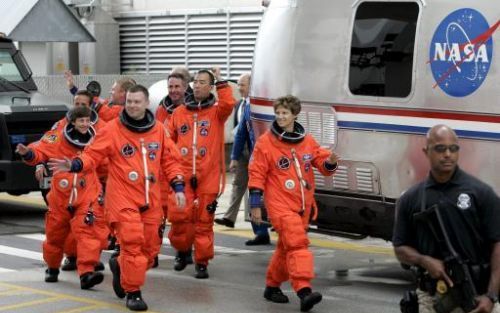 De astronouten op weg naar de Discovery. De lancering is uitgesteld. Foto EPA