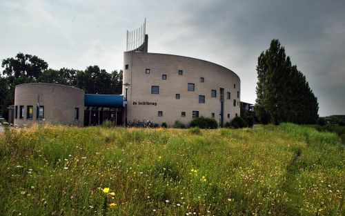 AMERSFOORT - De slakkenhuisachtige toren van De Lichtkring mondt uit in twaalf palen of steigers die omhoog wijzen. Zij moeten duidelijk maken dat de kerk op aarde nooit af is: Ze staat in de steigers. Foto RD, Sjaak Verboom