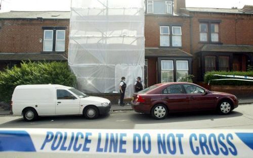 LEEDS â€“ Politieagenten houden de wacht voor Stratford Street 123 in Beesley, Leeds. In dit huis zou een van de vier daders van de zelfmoordaanslagen in Londen van vorige week donderdag gewoond hebben. Foto EPA