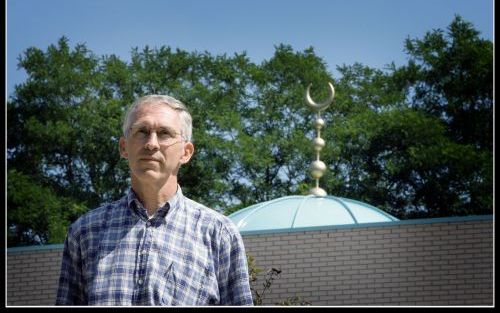 Dr. Sam Janse, hervormd predikant te Driebergen: „Bezoek je het Tokapi museum in Istanbul, dan vind je daar in een vitrine het zwaard van Mohammed, of wat daarvoor doorgaat. Daarmee onderscheidt de islam zich wezenlijk van het christendom.” Foto RD, Henk 