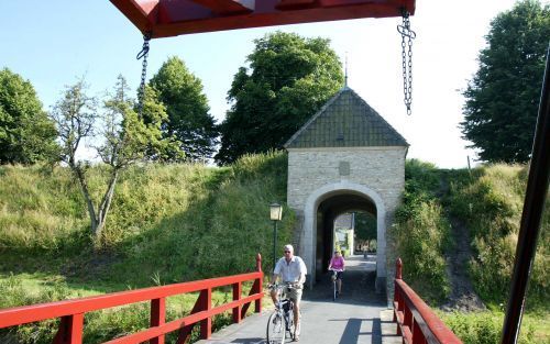 BOURTANGEâ€“ De Vriesse Poort van vestingstadje Bourtange. Niemand minder dan Willem van Oranje gaf in 1580 opdracht voor de bouw van de vijfkantige schans. Bourtange moest de Spanjaarden de pas afsnijden richting Groningen. Foto RD, Anton Dommerholt