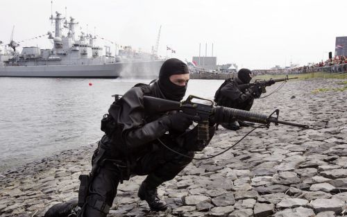 DEN HELDER â€“ Het Korps Mariniers voert een kustlanding uit tijdens de Nationale Vlootdagen op het marineterrein in Den Helder. In totaal worden op de dagen zo’n 200.000 bezoekers verwacht. Foto ANP