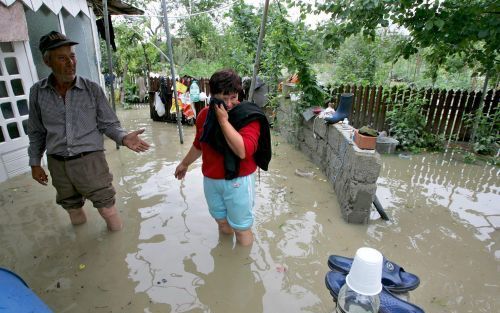 Bij de ernstigste overstromingen in dertig jaar zijn in RoemeniÃ« tot nu toe zeker vijftien mensen om het leven gekomen. „Ik heb plaatsen gezien waar het water tot aan de daken stond”, zegt coÃ¶rdinator A. Muit van Hulpverlening Christenen in RoemeniÃ« (H