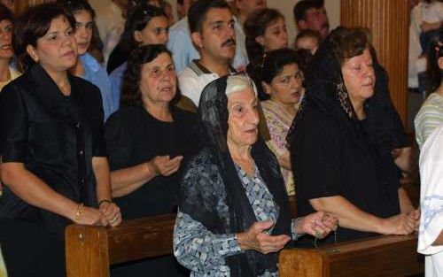 BAGDAD - Iraakse christenen bidden in een kerk in Bagdad. Het aantal christelijke kerken in Irak stijgt, zo meldt de Amerikaanse christelijke nieuwsdienst Compass Direct. Ook het aantal christenen neemt toe. Overigens zijn de traditionele Iraakse kerken n