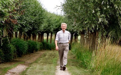 OUD-ALBLAS - Jan Stam (75) loopt deze week zijn vijftigste Ã©n laatste Nijmeegse Vierdaagse. „Het is geweldig om met z’n allen te wandelen.” - Foto Dirk Hol