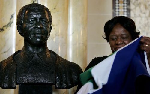 DEN HAAG â€“ Brigitte Mabandla, de Zuid Afrikaanse minister van Justitie, vouwde maandag de Zuid Afrikaanse vlag op na de onthulling van het borstbeeld van Nelson Mandela. De voormalige Zuid Afrikaanse president heeft op zijn 87e verjaardag een eigen bors