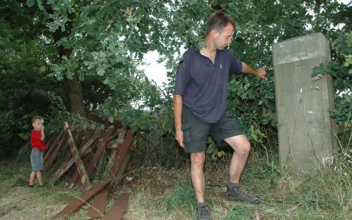 OLDENZAAL â€“ „Nummer zeventien markeert de grens van Nederland en is het einde van ons bezit.” Boer Vincent Bonnes woont tegen de grens aan nabij het Twentse kerkdorp De Lutte. Foto Ruben Meijerink