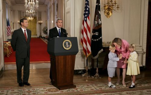 Bush met John Roberts (l.) en de vrouw en kinderen van Roberts. Foto: EPA