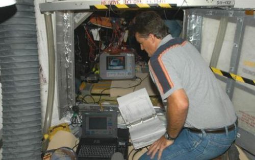 KENNEDY SPACE CENTER (Verenigde Staten) - Bill Drier van de NASA, test een reflectometer in het benzinegedeelte van spaceshuttle Discovery. Door problemen met een sensor is de lancering tot nog toe uitgesteld. Dinsdag 26 juli om 16.34 uur (Nederlandse tij