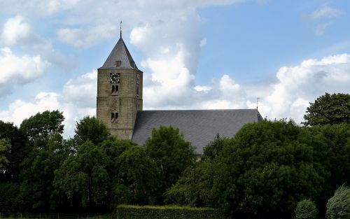 De eeuwenoude hervormde Sint Nicolaaskerk in Zalk bezit een dertiende eeuwse toren. Foto: RD, Henk Visscher