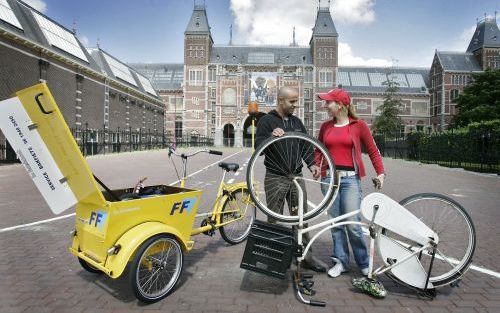 AMSTERDAM â€“ Twee Amsterdamse ondernemers helpen sinds begin deze maand fietsers met pech. Daarbij maken ze gebruik van een knalgele bakfiets met zwaailicht. De ondernemers willen ook in Den Haag en Eindhoven de servicedienst starten. Foto ANP