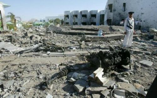 SHARM EL-SHEIKH - Een politieagent staat dichtbij het zwaar getroffen Ghazala Gardens Hotel. Foto EPA