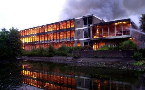 RIJSSEN - Het voormalige lts-gebouw van scholengemeenschap Reggesteyn in Rijssen is zaterdagavond volledig door vuur verwoest. Het pand, waar tot voor kort nog les werd gegeven, stond op de nominatie gesloopt te worden. - Foto FBF.NL